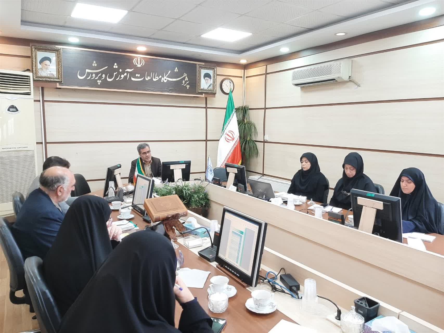 سومین نشست ستاد بزرگداشت هفته پژوهش در پژوهشگاه مطالعات آموزش و پرورش برگزار شد.