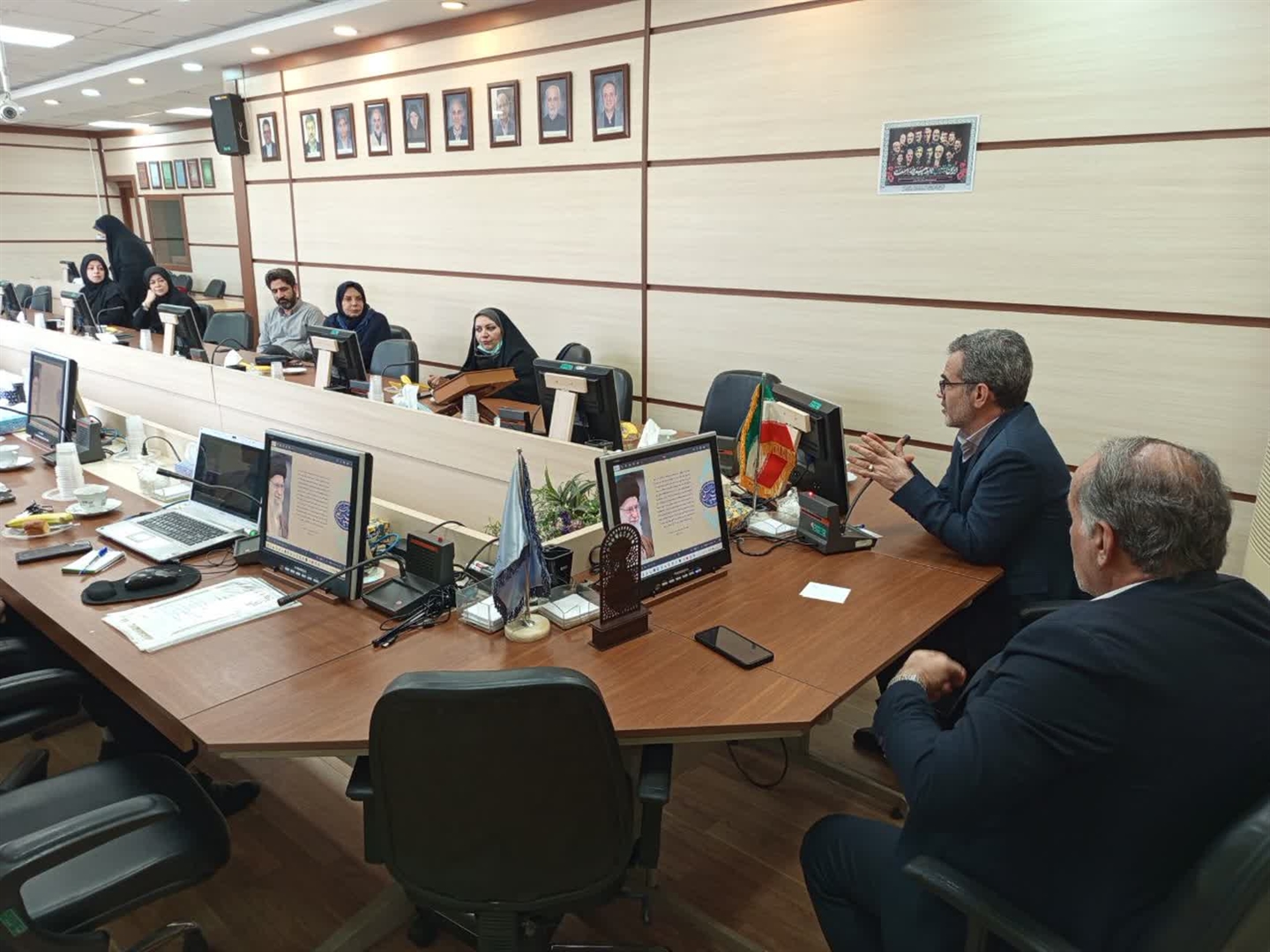 نشست بزرگداشت و تكريم هفته بسیج و ولادت حضرت فاطمه زهرا (س) و روز زن برگزارشد.