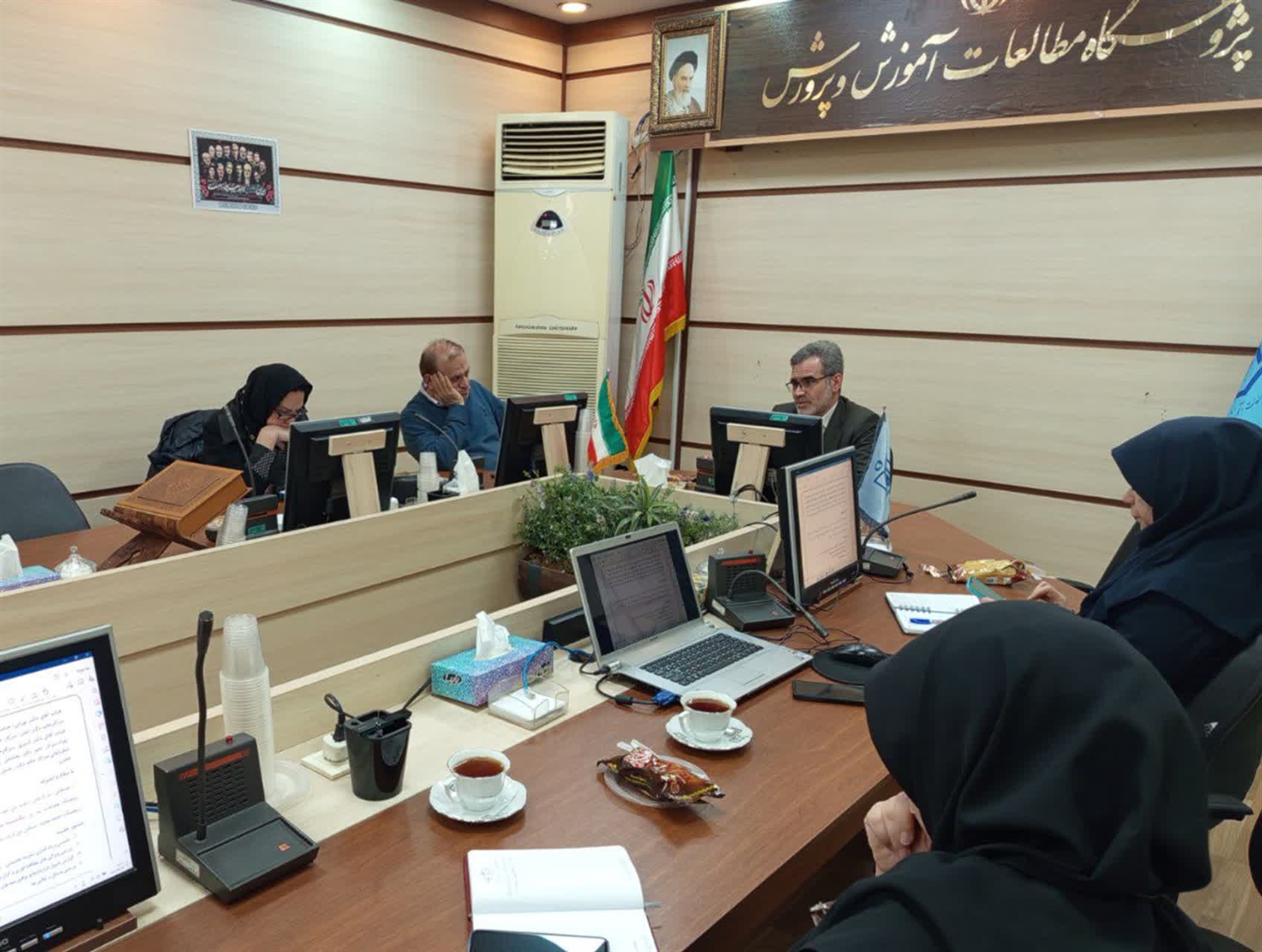 بيست و سومين جلسه شوراي مديران و كارگروه اجرايي سازي نقشه راه سند تحول پژوهشگاه مطالعات آموزش و پرورش برگزار شد.